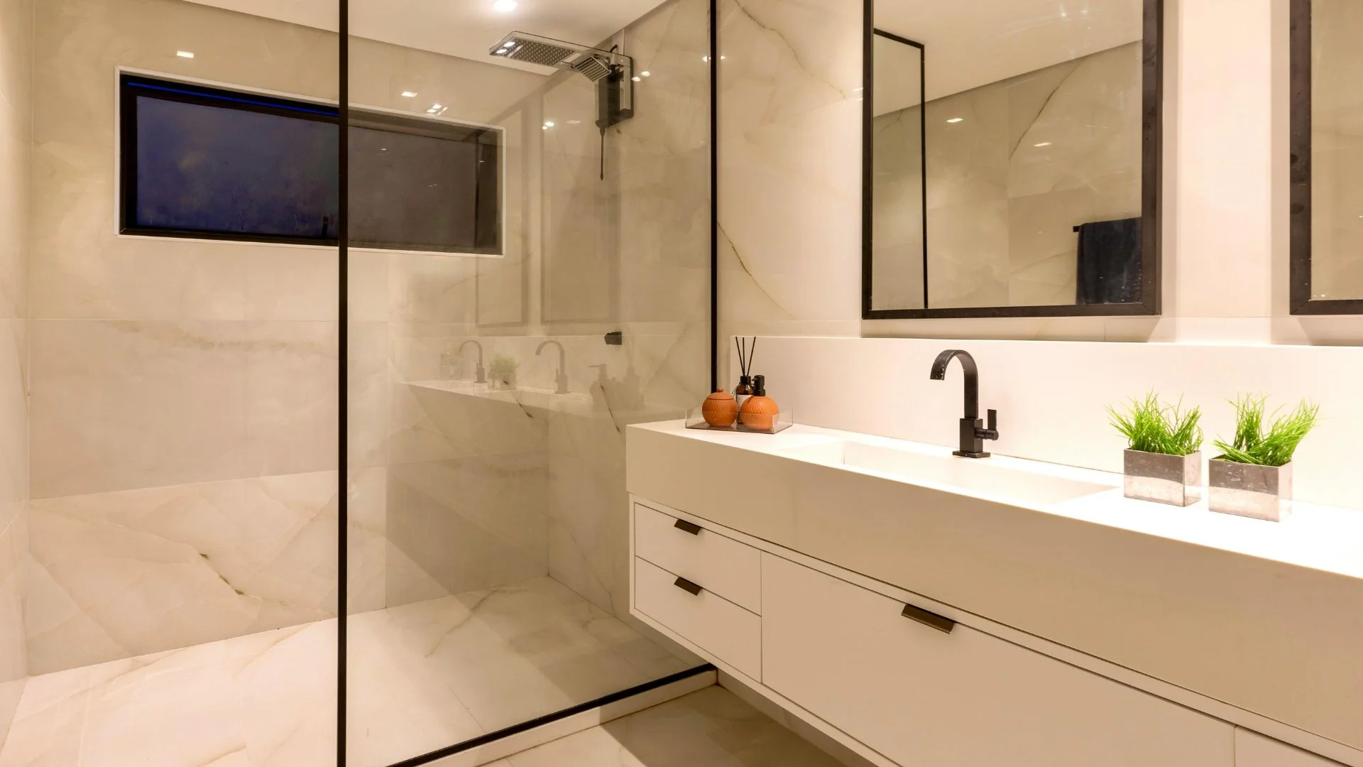 Baño reformado con plato de ducha y mueble suspendido, ejemplo de precio de reforma en Bormujos