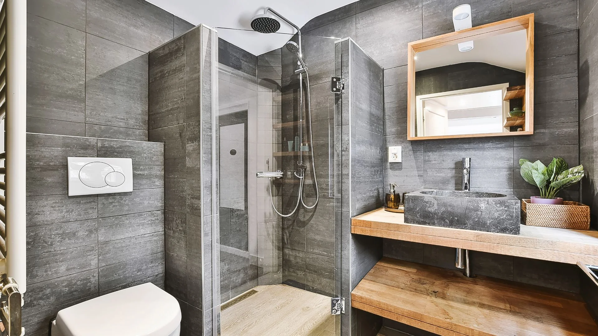 Baño de adosado en Gines reformado con ducha en lugar de bañera