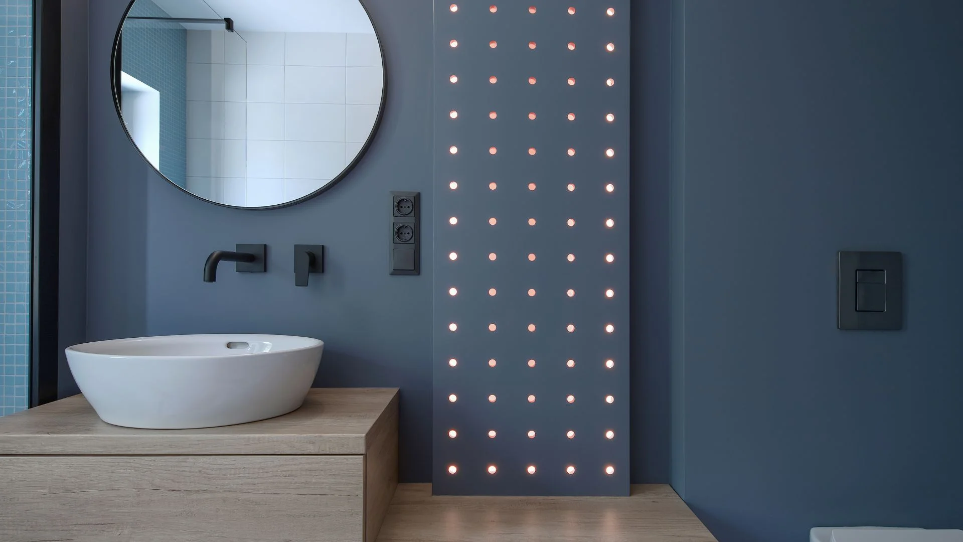 Baño de piso antiguo reformado con ducha y azulejo claro en Camas