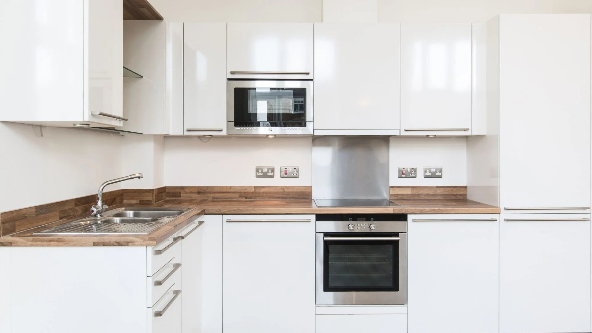 Cocina terminada con instalaciones renovadas en una vivienda reformada