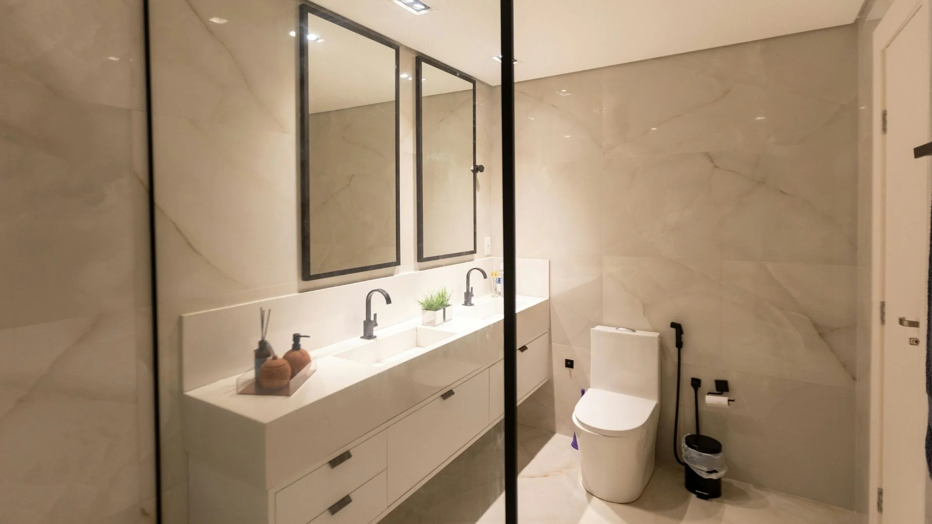 Baño adaptado con suelo antideslizante y diseño elegante en Sevilla