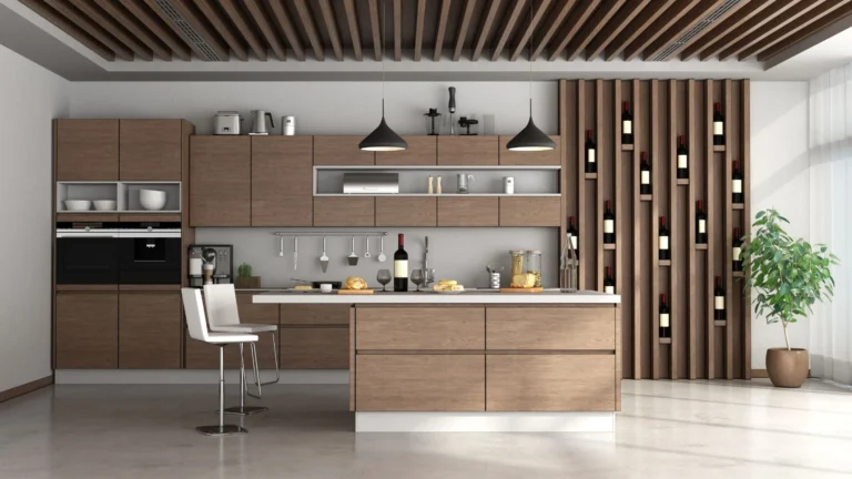 Detalle de cocina reformada con encimera y muebles altos