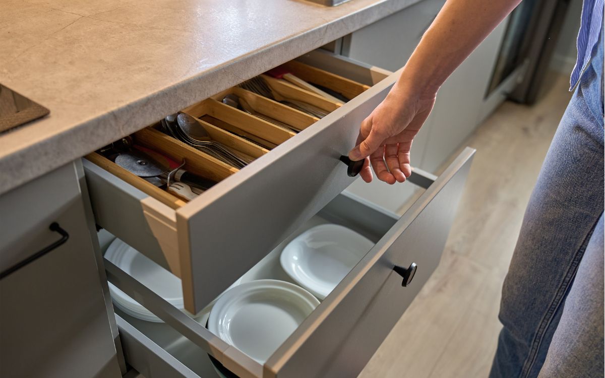 Cocina a medida en L con encimera de calidad en Sevilla