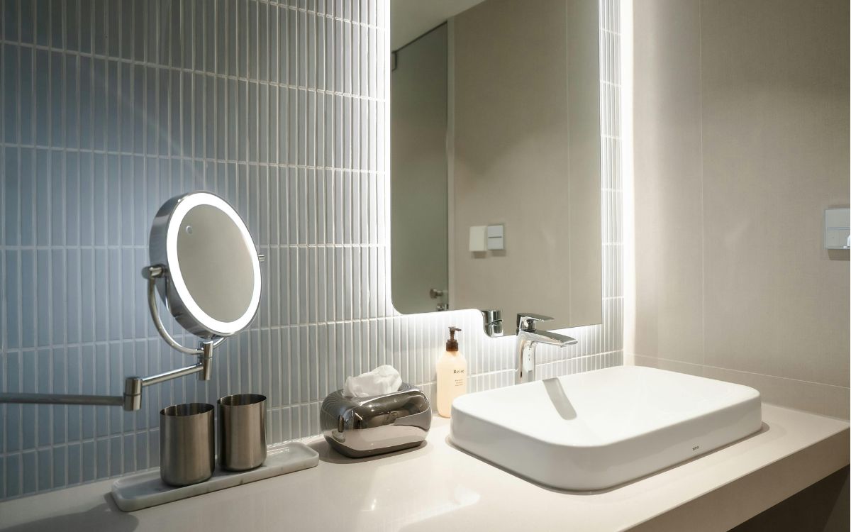 Ducha con grifería termostática en baño reformado en Sevilla