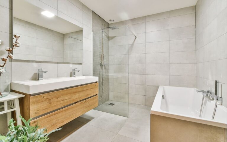 Baño pequeño reformado con acabados claros