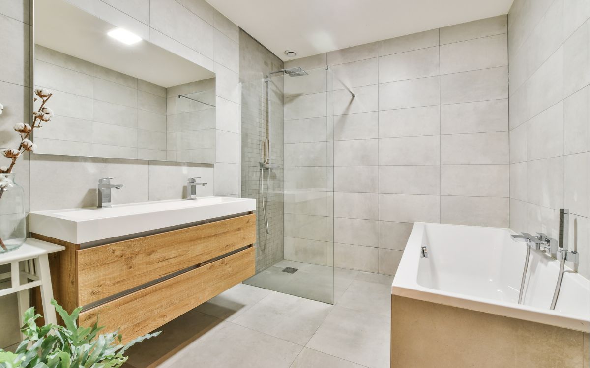 Baño pequeño reformado con acabados claros