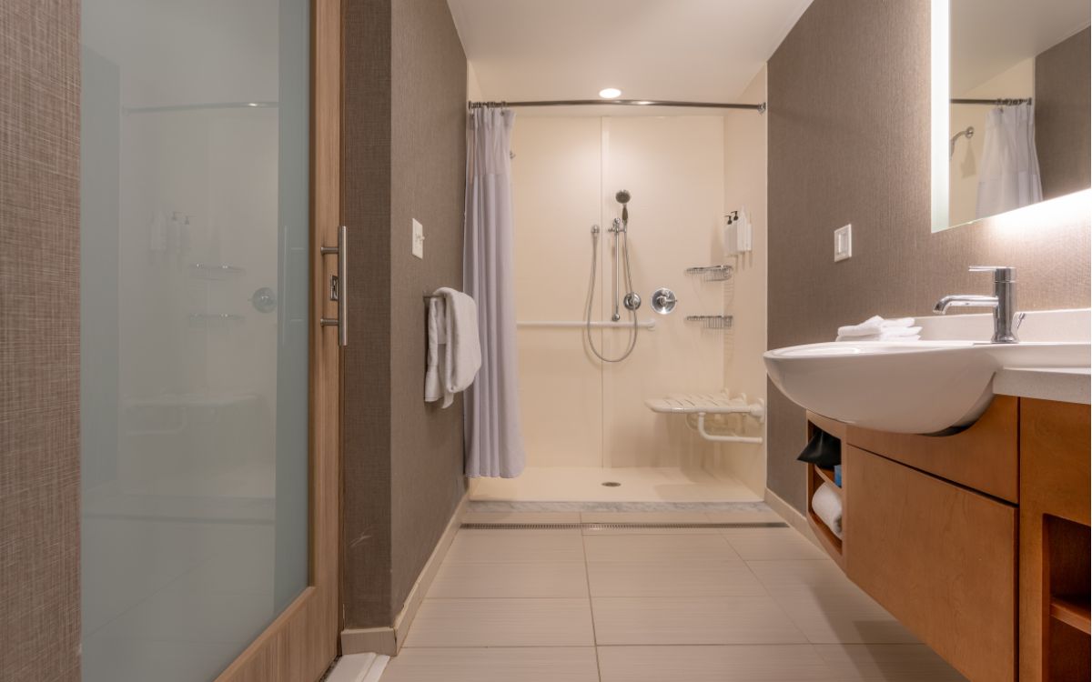 Baño reformado por completo con materiales nuevos por Reformas Anjo Sevilla