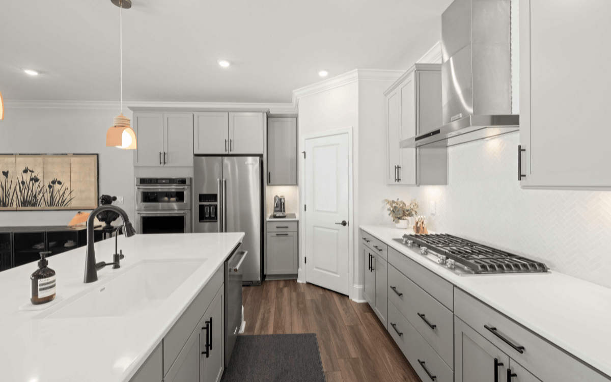 Cocina a medida moderna con diseño funcional y acabados de alta calidad
