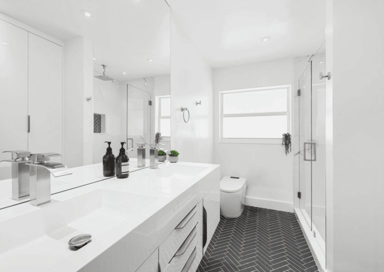Baño reformado por una empresa de reformas en Sevilla