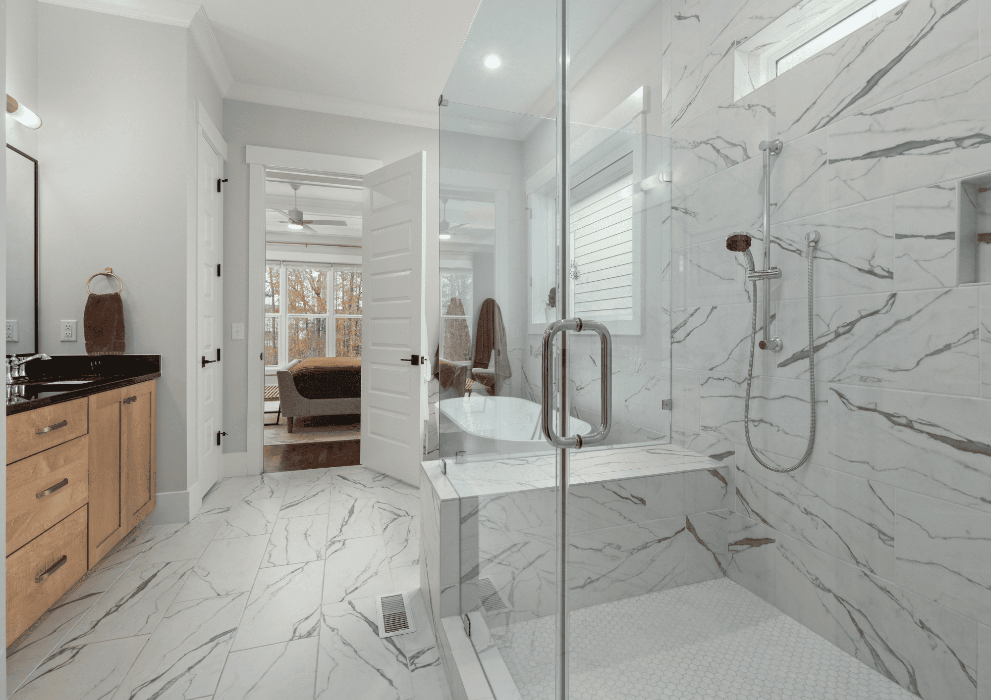 Baño completo reformado con ducha y mueble de lavabo nuevos