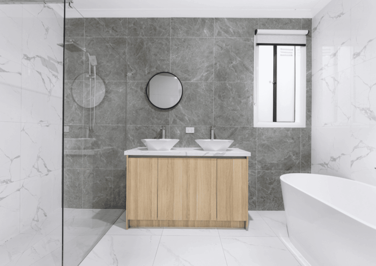 Revestimiento cerámico nuevo en un baño reformado en Sevilla