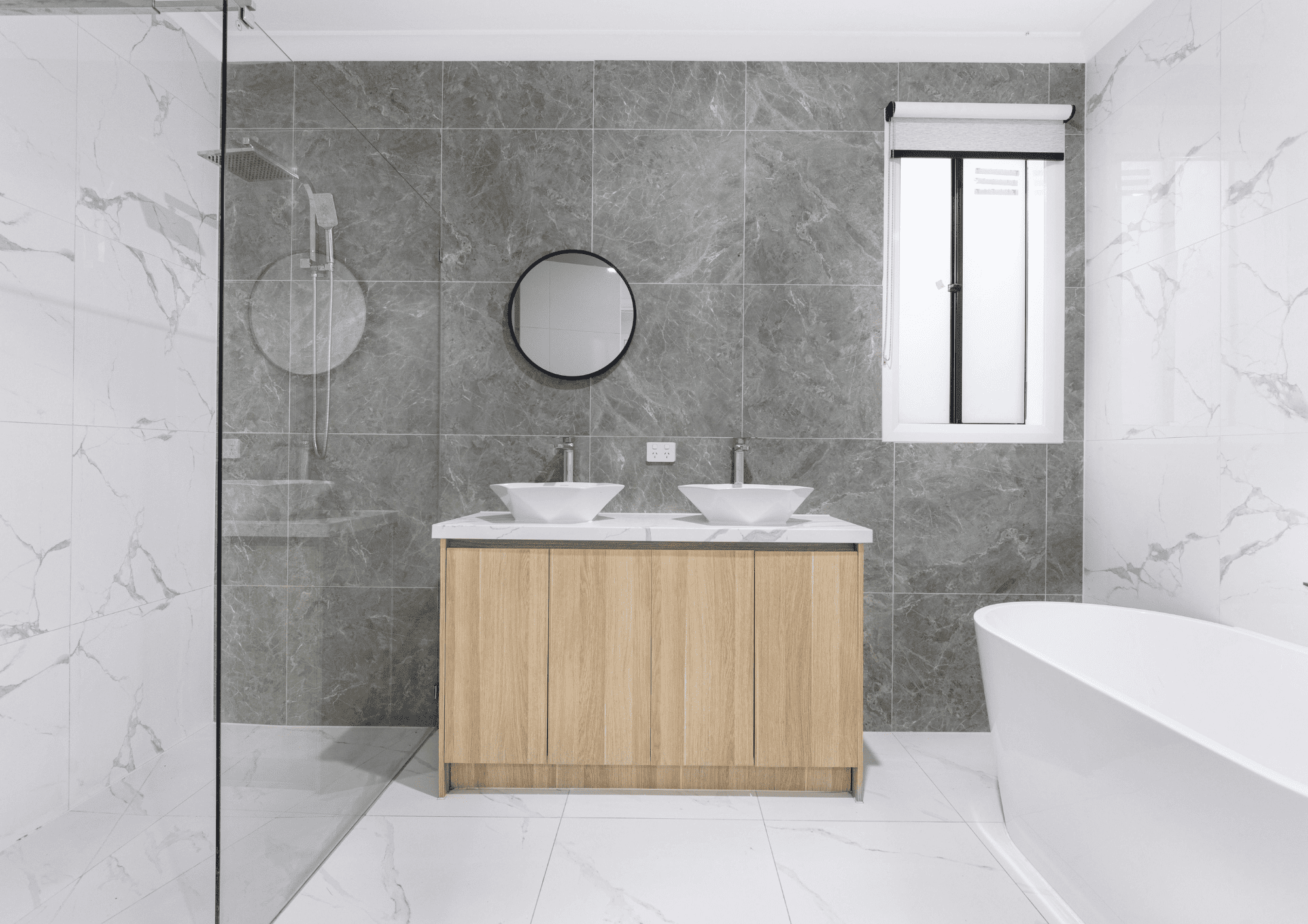 Revestimiento cerámico nuevo en un baño reformado en Sevilla