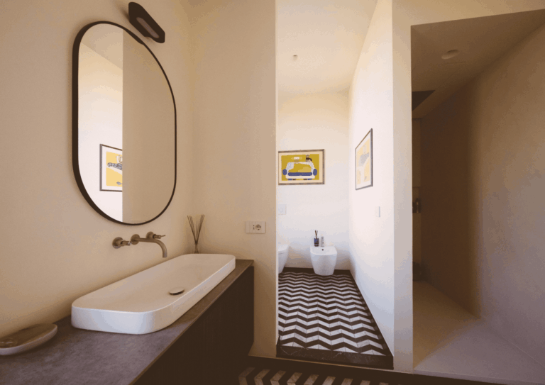 Baño reformado con ducha y revestimiento cerámico en Sevilla