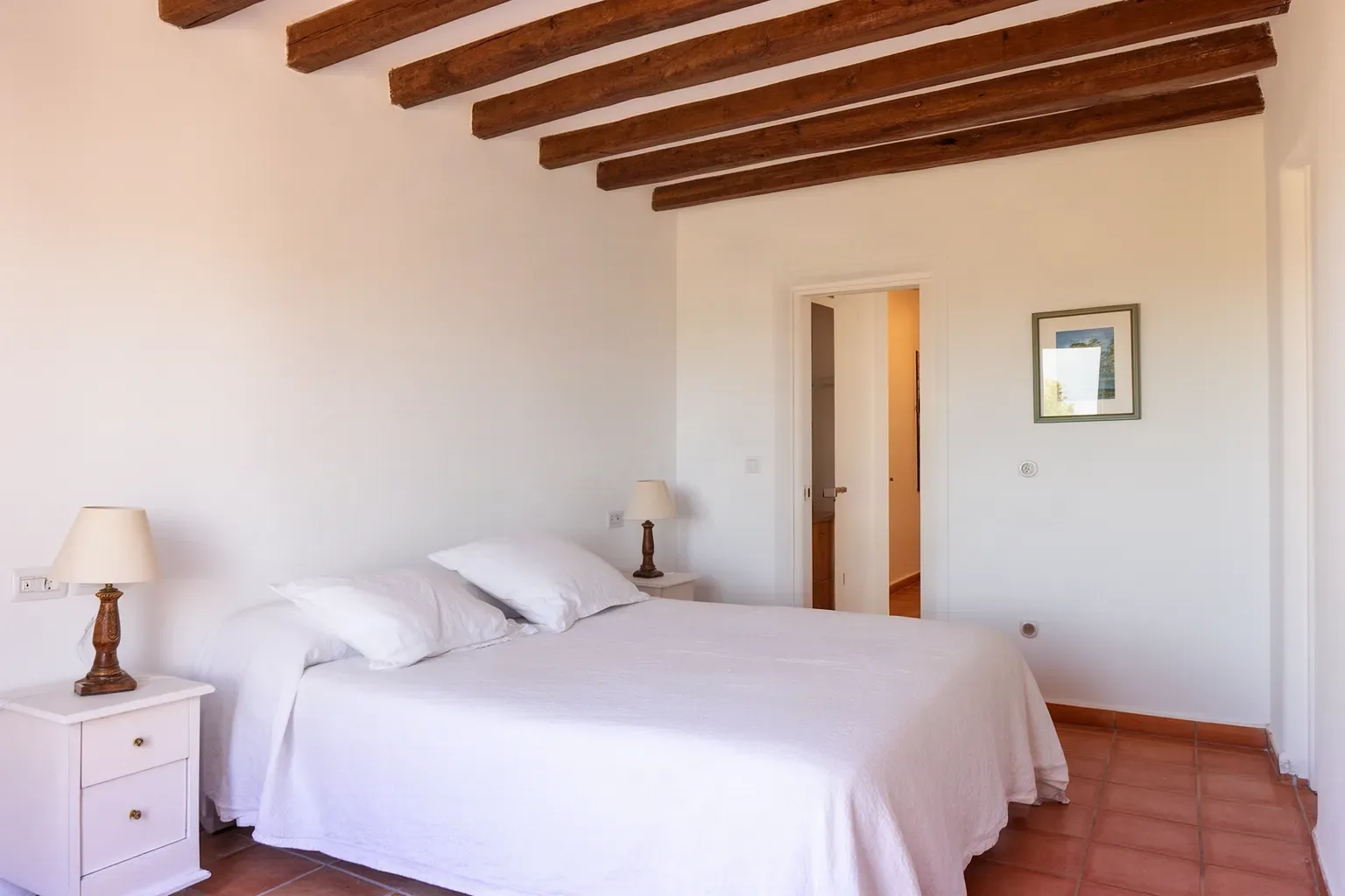 Dormitorio reformado de estilo andaluz preparado para alquiler turístico