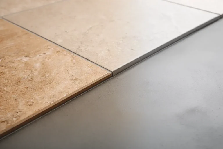 Suelo de baño mitad gres porcelánico y mitad microcemento en una muestra
